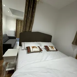 4th Flat With Private Own Bathroom A Luxury Family Setup And Furnished With Double Bed A Double Futon-sofa Bed A Single Futon Bed A Baby Cot And Garden And Free Parking , London United Kingdom